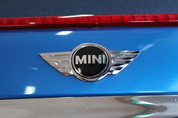 本物新品保証】 BMW MINNI ミニ クーパー エンブレム 銀× レッド２枚セット