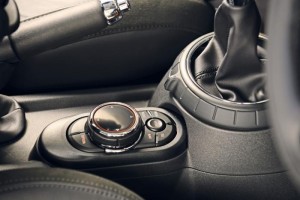 mini-hatchback-2014-interior-idrive-detail